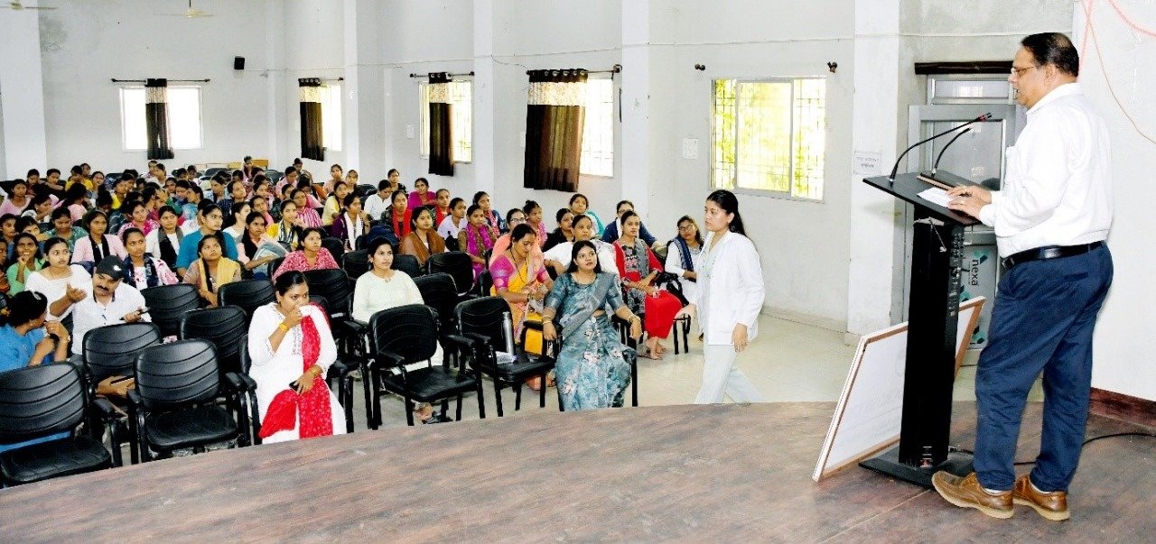 राजनांदगांव : स्वस्थ नारी सशक्त परिवार अभियान, कमला कालेज में स्वास्थ्य जागरूकता शिविर संपन्न