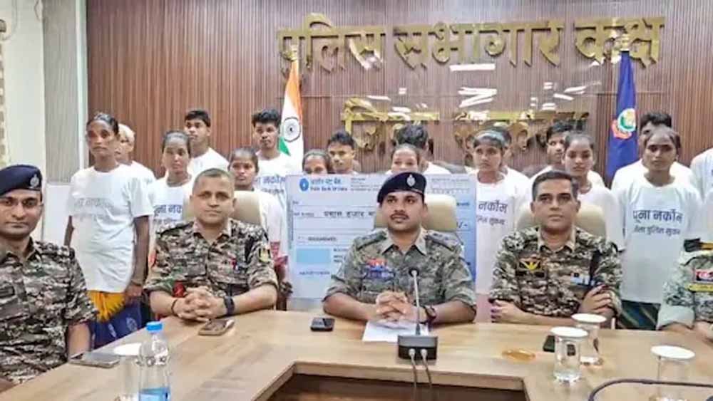 20 नक्सलियों का आत्मसमर्पण: 9 महिलाएं भी शामिल, 33 लाख का इनाम छोड़ लौटे मुख्यधारा में