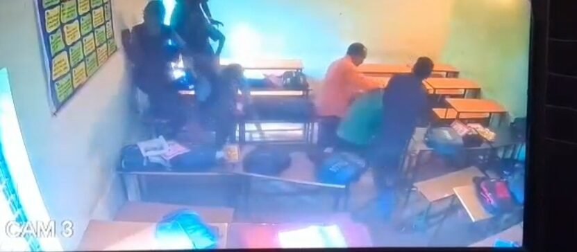 CG : कक्षा में हुई दो शिक्षक के बीच लड़ाई, CCTV फुटेज आया सामने…