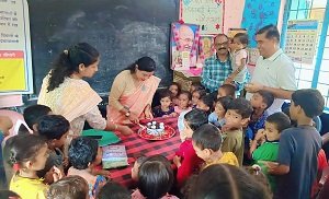 CG : शासकीय कर्मचारियों ने अपने जन्मदिन पर बच्चों के संग साझा की खुशियां…