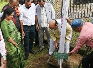 CG : जनजाति आयोग अध्यक्ष ने एक पेड़ मां के नाम किया वृक्षारोपण…