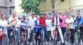 इंदौर में ‘नो कार डे’ की पहल, साइकिल से ऑफिस पहुंचे अफसर और नेता