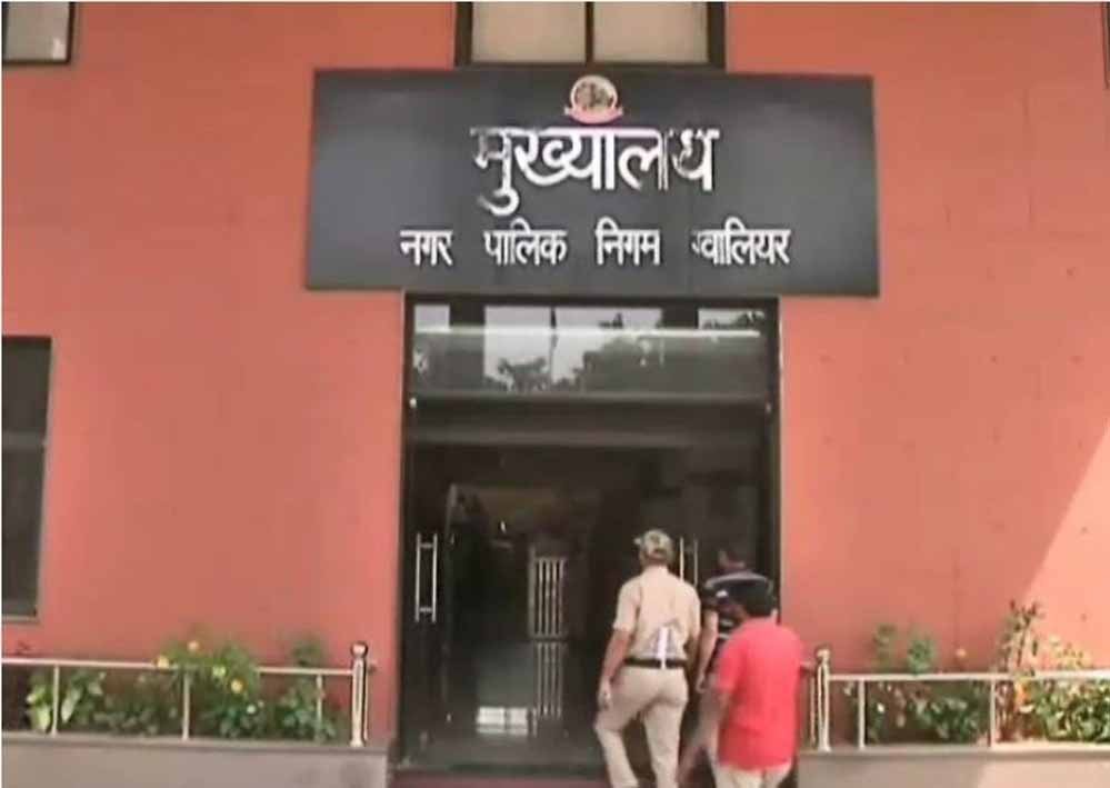ग्वालियर में बड़ी कार्रवाई: 7 ठेकेदार ब्लैकलिस्ट, 13 सफाई संरक्षक बर्खास्त