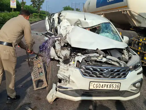 Rajnandgaon : तेज रफ्तार कार का ट्रक से टक्कर..