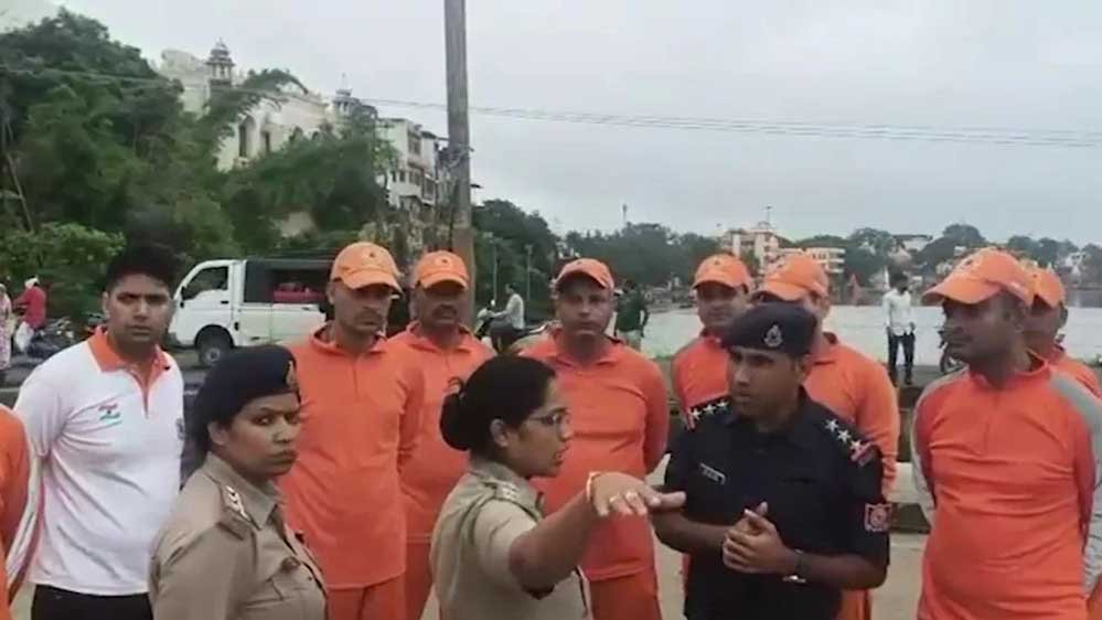 उज्जैन हादसा: टीआई का शव मिला, 24 घंटे बाद भी एसआई और महिला कांस्टेबल लापता