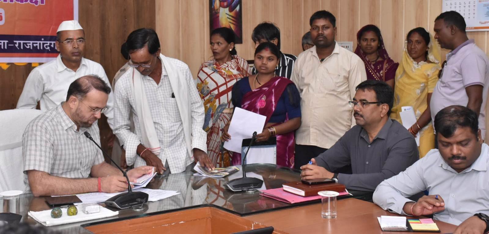 राजनांदगांव : कलेक्टर ने जनदर्शन में पहुंचे जनसामान्य की सुनी शिकायत एवं समस्याएं