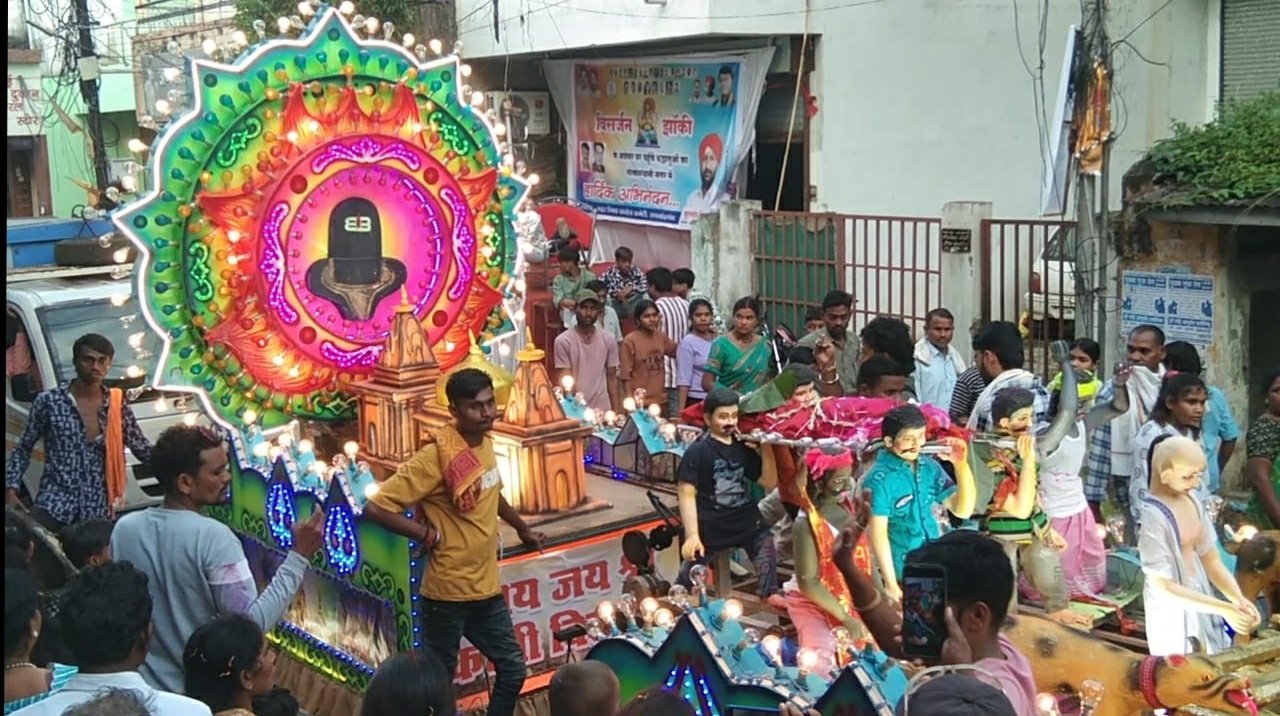 Rajnandgaon: प्रिंट मीडिया एंड वेब पोर्टल वर्कर्स एसोसिएशन ने सांस्कृतिक झांकियों का मोमेंटो और पुष्पवर्षा कर किया सम्मान