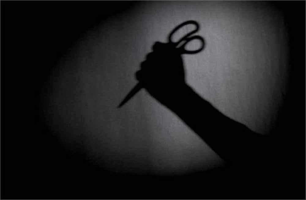 प्रेमिका निकली धोखेबाज, जेल से छूटते ही युवक ने कैंची से किया हमला