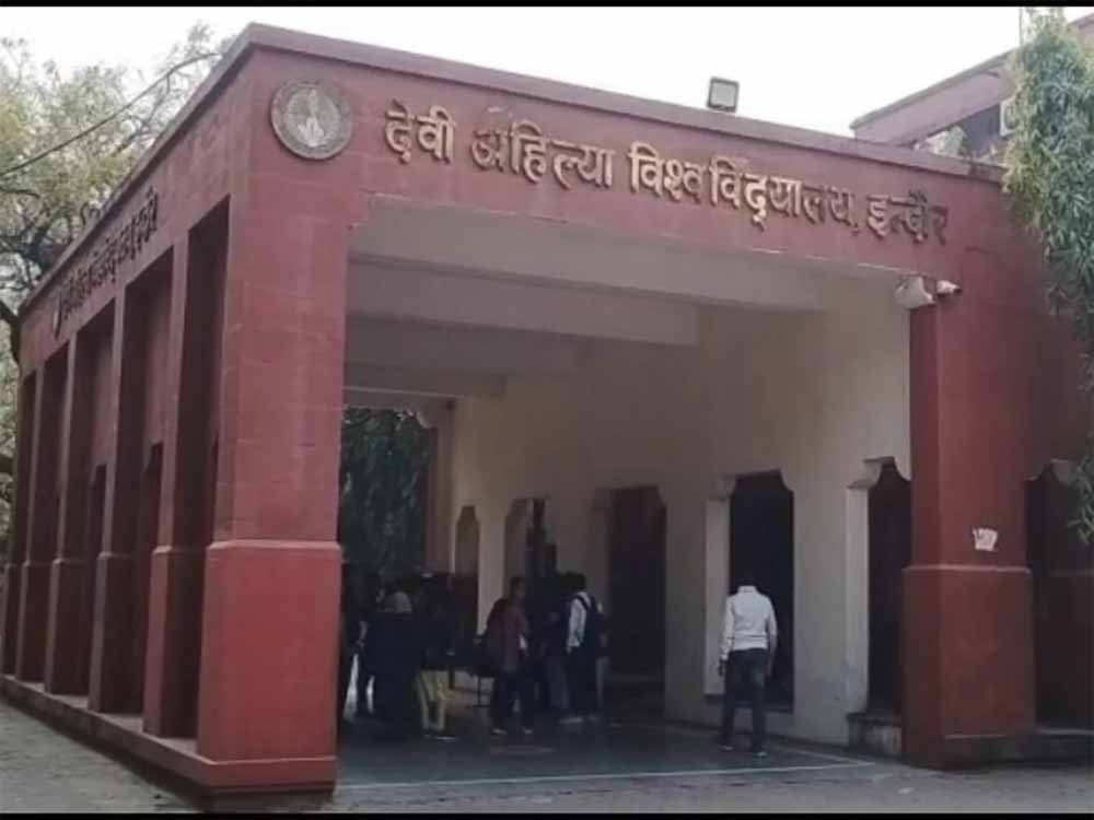 इंदौर DAVV में Gen-Z प्रोटेस्ट या साजिश? फर्जी सोशल मीडिया अकाउंट और तोड़फोड़ का खुलासा