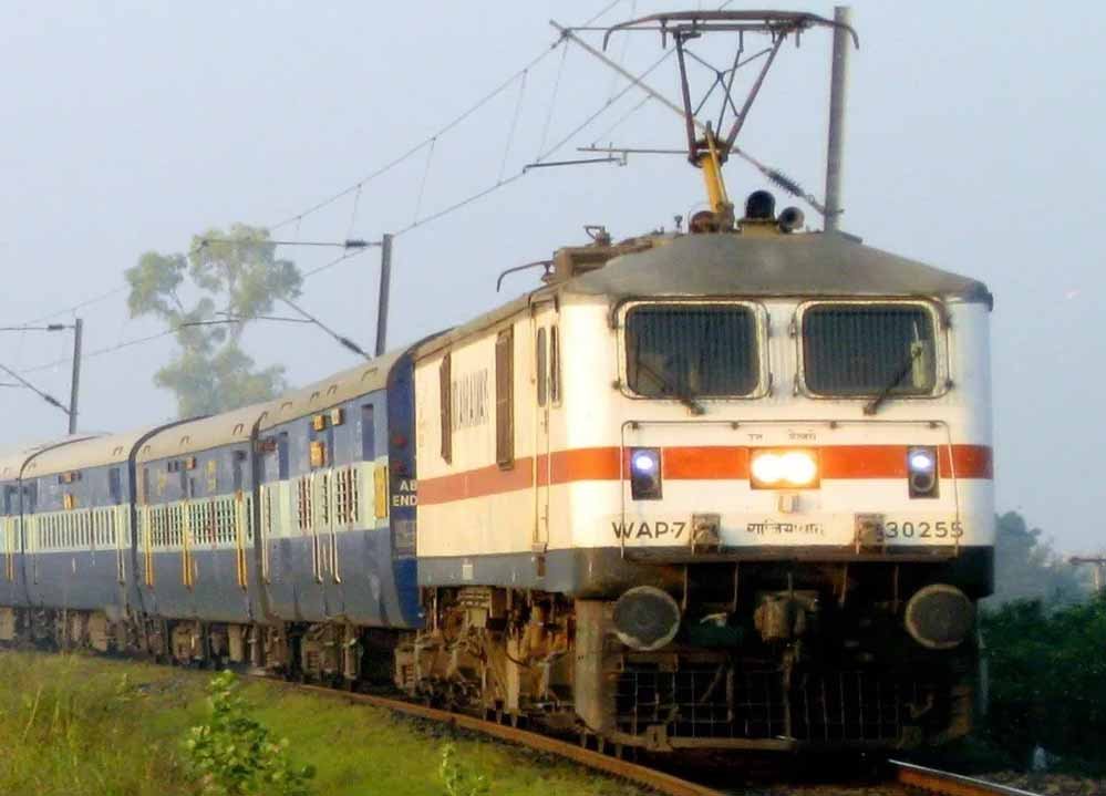 त्योहारी सीजन का तोहफा: मऊ-उधना के बीच चलेगी स्पेशल ट्रेन, इन स्टेशनों पर रुकेगी