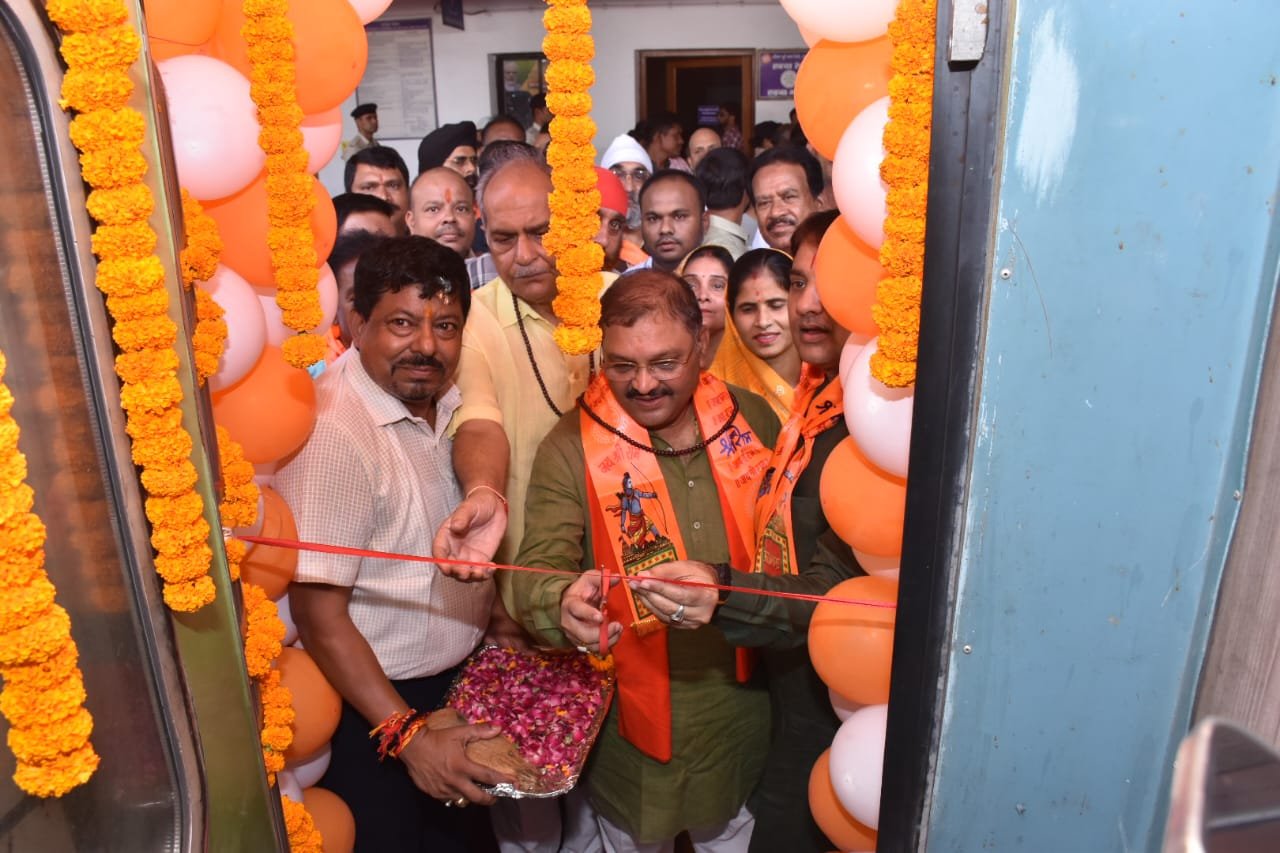 Rajnandgaon : सांसद संतोष पाण्डेय ने श्री रामलला दर्शन अयोध्या धाम योजना अंतर्गत दुर्ग एवं बस्तर संभाग के 876 तीर्थ यात्रियों की स्पेशल ट्रेन को हरी झंडी दिखाकर किया रवाना…