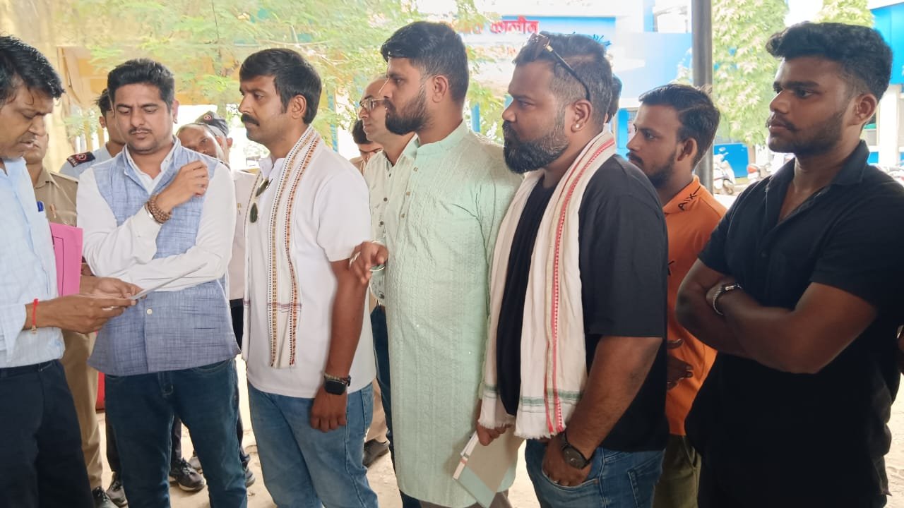 राजनांदगांव : आपरेशन थियेटर में विचरण कर रहे घुमंतू कुत्ते यूंकाईयों ने चस्पा किया बोर्ड लिखा कुत्तों से सावधान…