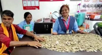सिक्कों का समंदर, भावनाओं की उमंग: ₹40 हजार लेकर स्कूटी खरीदने आए किसान, शोरूम मालिक भी भावुक