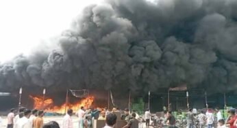सब्जी मंडी में भीषण आग: लाखों का नुकसान, फायर ब्रिगेड की दमकल कर रही आग बुझाने के प्रयास