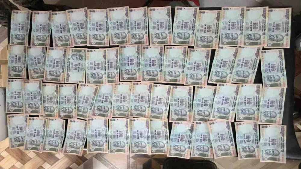 दो नाबालिग नकली नोटों के साथ पकड़े गए, 53 जाली 100-रुपये नोट बरामद