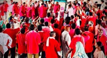 रायपुर रेलवे स्टेशन पर कुलियों का विरोध प्रदर्शन, बैटरी गाड़ियों के खिलाफ उतरे लोग