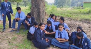 शिक्षिका के खिलाफ छात्रों का धरना : आरोप – तीन सालों से कर रही मानसिक प्रताड़ना, प्रभावशाली रिश्तों का डर दिखाती हैं