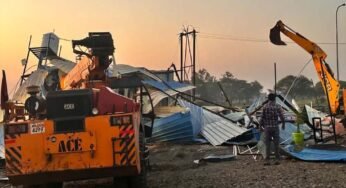 रतलाम में बुलडोजर एक्शन: दिल्ली-मुंबई एक्सप्रेसवे के पास अवैध ढाबों पर चला हथौड़ा, अतिक्रमण ढहा