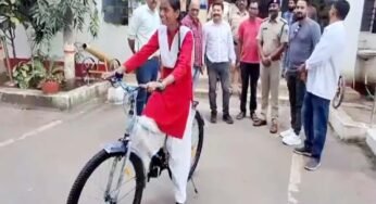 छात्रा की टूटी साइकिल लेकर पहुंची थाने, इंस्पेक्टर ने दिल जीत लिया — नई साइकिल कर दी भेंट