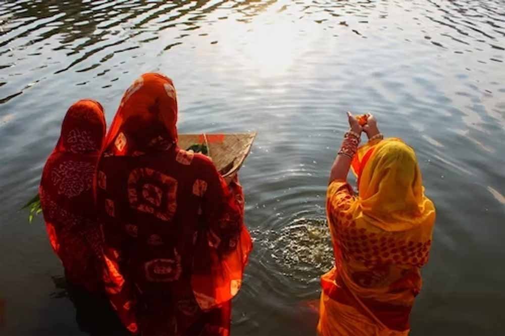 छठ पूजा का तीसरा दिन आज: व्रती महिलाएं देंगी डूबते सूर्य को अर्घ्य