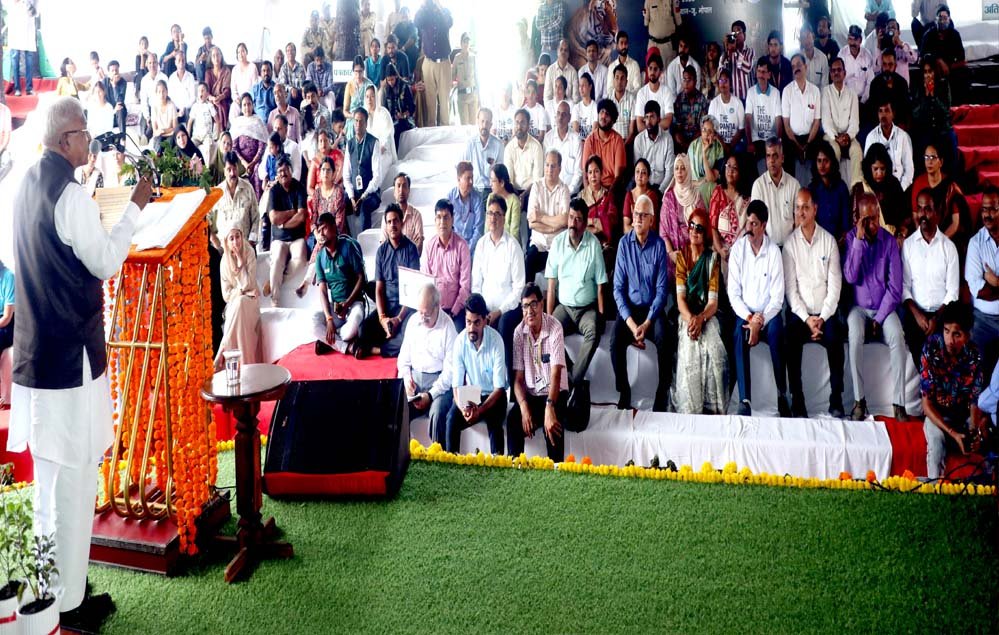 जहां भी उपयुक्त जगह मिले पेड़ जरूर लगाए जाएं : राज्यपाल पटेल