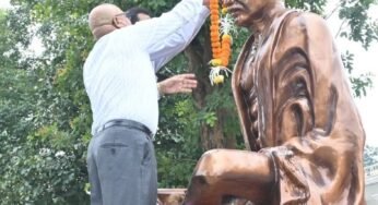 गरियाबंद : कलेक्टर ने महात्मा गांधी की प्रतिमा पर किया माल्यार्पण