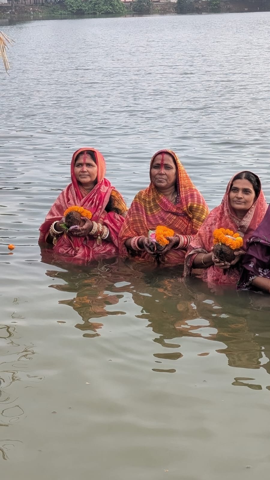 राजनांदगांव : मोती तालाब में श्रद्धा और आस्था का संगम, उगते सूर्य को अर्घ्य अर्पित कर सम्पन्न हुआ छठ महापर्व