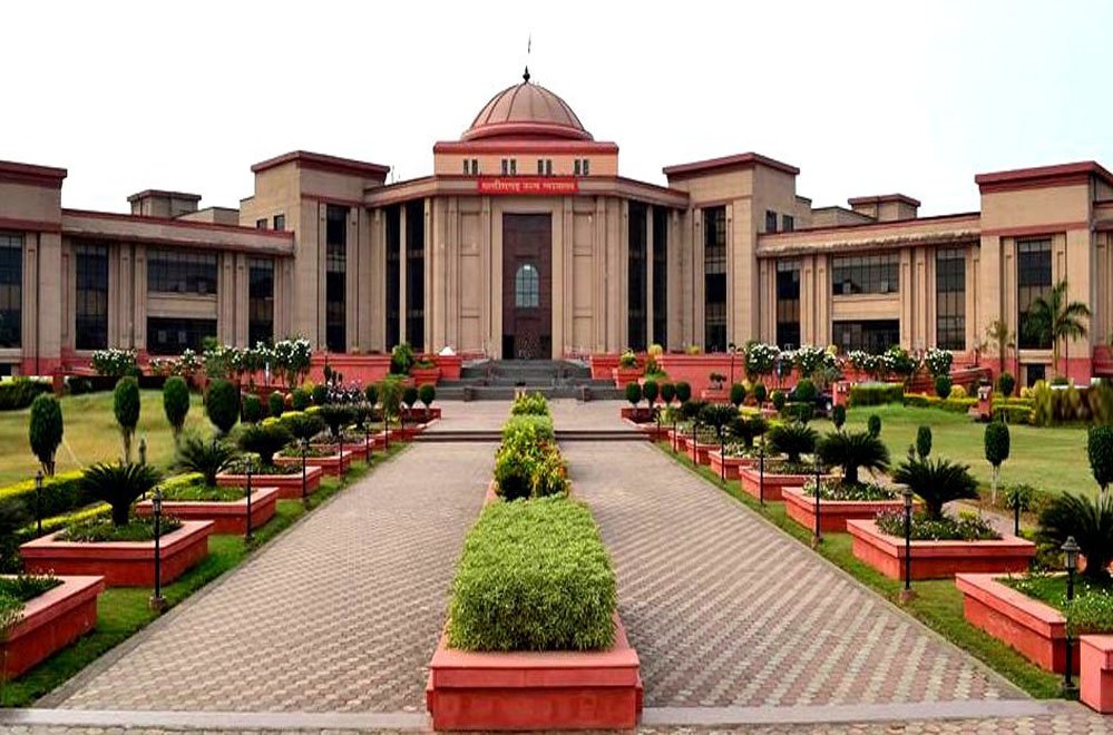 CG HC ने GGU के कुलपति और रजिस्ट्रार को भेजा नोटिस, नियुक्तियों के मापदंडों पर मांगा स्पष्टीकरण