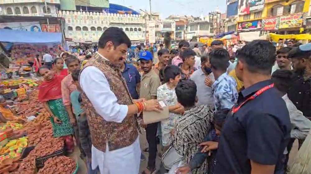 लोकल फॉर वोकल को बढ़ावा देने खाद्य मंत्री सपरिवार खरीदी करने पहुंचे बाजार