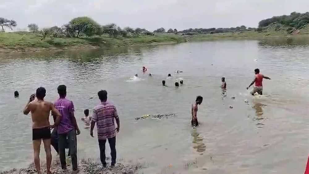 उज्जैन हादसा: 12 साल के बच्चे ने ट्रैक्टर स्टार्ट किया, 7 लोगों संग नदी में समा गया