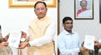 IPS डॉ. संतोष की पुस्तक का विमोचन: संयुक्त राष्ट्र के शांति प्रयासों पर आधारित रचना सीएम साय व डॉ. रमन सिंह को भेंट