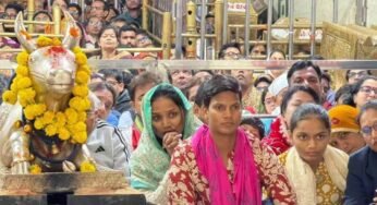 स्टार क्रिकेटर दीप्ति शर्मा ने महाकाल की भस्म आरती में लिया हिस्सा, मंदिर समिति ने किया सम्मानित