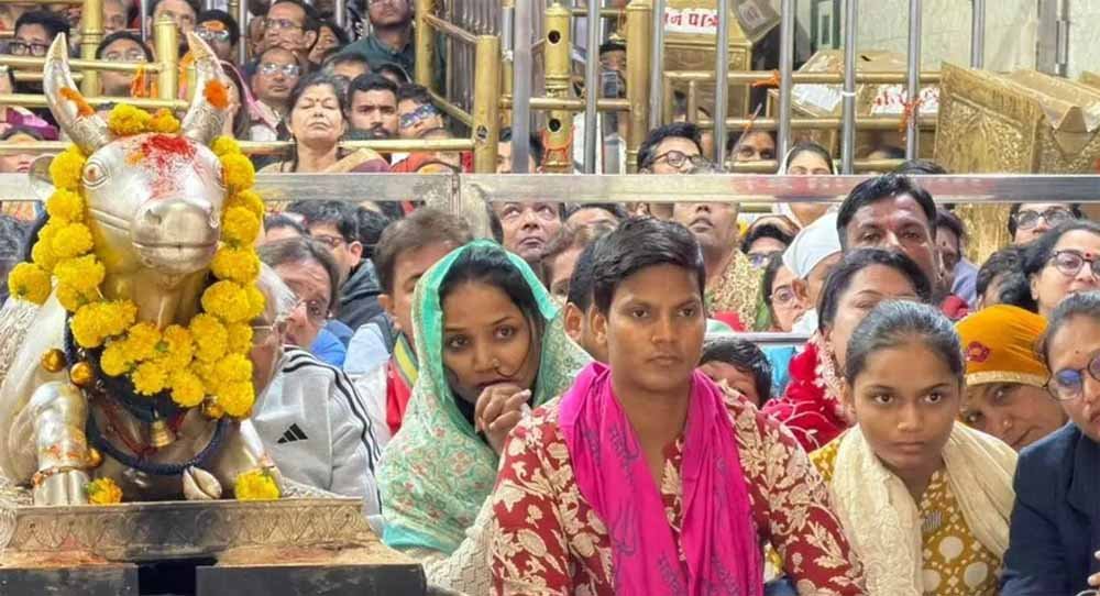 स्टार क्रिकेटर दीप्ति शर्मा ने महाकाल की भस्म आरती में लिया हिस्सा, मंदिर समिति ने किया सम्मानित