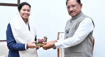 वर्ल्ड कप विजेता भारतीय महिला क्रिकेट टीम की फिजियोथेरेपिस्ट आकांक्षा सत्यवंशी ने मुख्यमंत्री से की मुलाकात