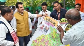 पेंटर शिवकुमार निराला ने मुख्यमंत्री विष्णु देव साय को भेंट किया विशिष्ट ‘राजनीतिक मानचित्र’