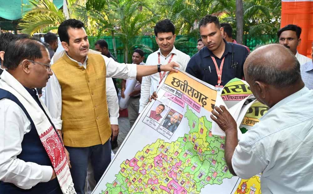 पेंटर शिवकुमार निराला ने मुख्यमंत्री विष्णु देव साय को भेंट किया विशिष्ट ‘राजनीतिक मानचित्र’