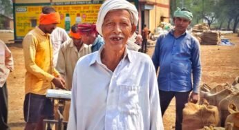 धान विक्रय में हुई सुगमता से प्रसन्नचित है बुजुर्ग किसान कोल्हु राम साहू