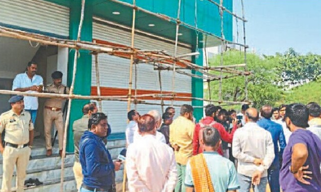 राजनांदगांव : मेडिकल की जगह शराब दुकान खोले , वार्डवासियों ने जमकर विरोध प्रदर्शन किया….