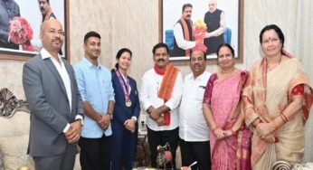 रायपुर : उपमुख्यमंत्री विजय शर्मा मिले वर्ल्ड कप विजेता भारतीय महिला क्रिकेट टीम की फिजियोथेरेपिस्ट आकांक्षा सत्यवंशी से, दी शुभकामनाएं