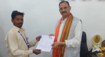 रायपुर : स्वास्थ्य मंत्री श्याम बिहारी जायसवाल को बीएलओ ने सौंपा ईएफ फॉर्म