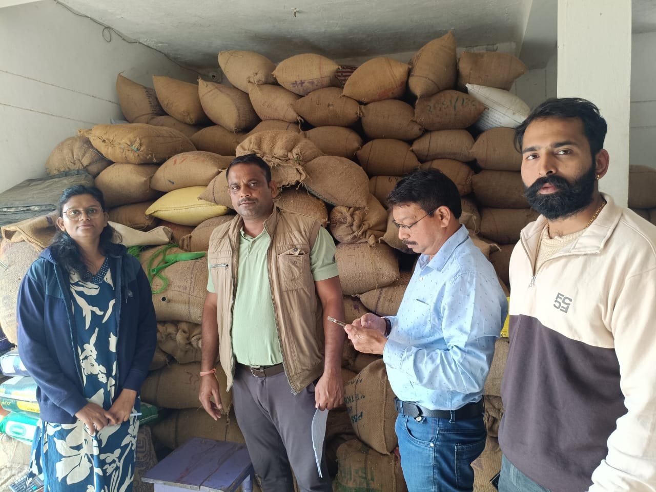  राजनांदगांव : जिले में अवैध धान बिक्री की रोकथाम के लिए कोचियों एवं बिचौलियों पर की जा रही कड़ी कार्रवाई