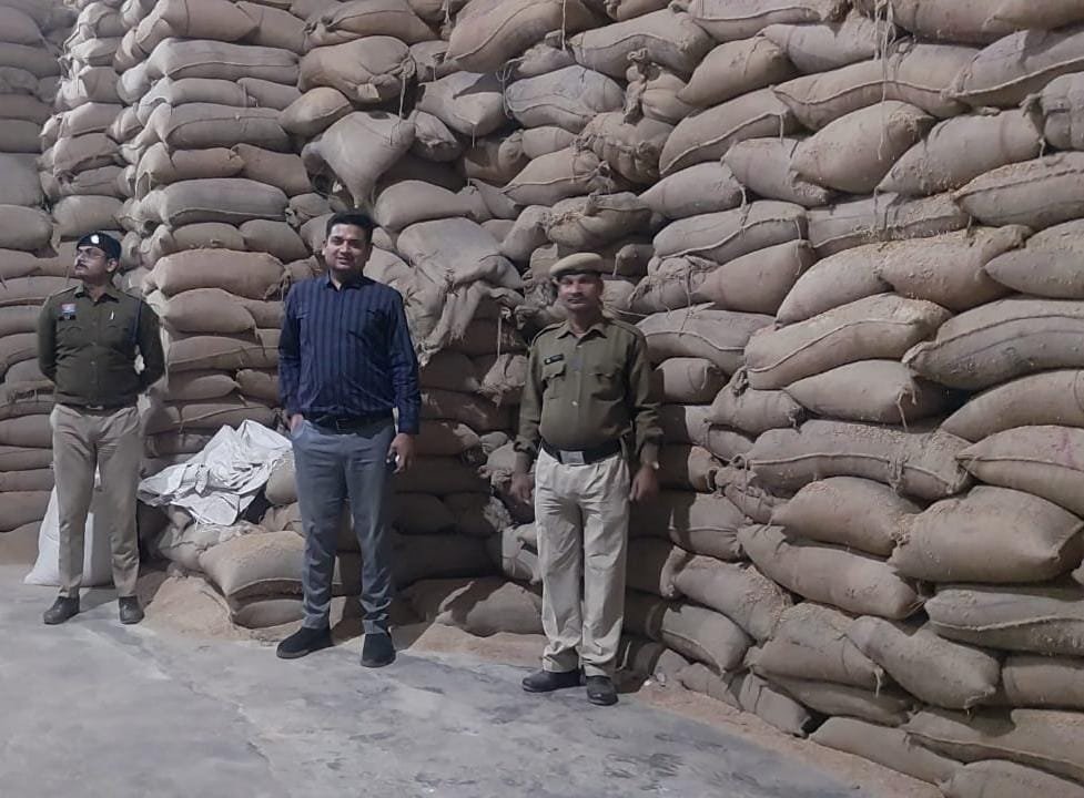 राजनांदगांव : कुल 13 प्रकरणों में 92 लाख 87 हजार 600 रूपए मूल्य के 2996 क्विंटल (7490 बोरा) अवैध धान जप्त