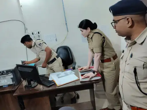 Rajnandgaon : एसपी शर्मा ने थाने का किया निरीक्षण, पहुंचे प्रार्थियों की समस्या सुनकर निराकरण करने का दिया निर्देश…