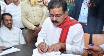 रायपुर : उपमुख्यमंत्री ने मतदान केंद्र पहुंचकर भरा अपना एसआईआर का फॉर्म