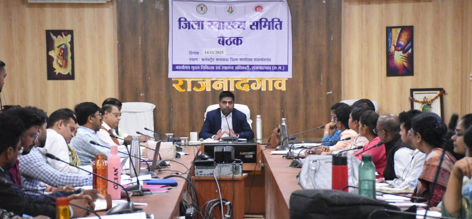 राजनांदगांव : कलेक्टर ने मातृ मृत्यु दर में कमी लाने के लिए परिजनों के साथ की चर्चा