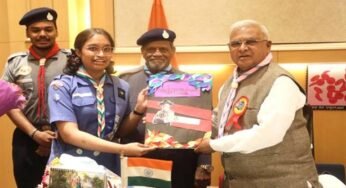 राज्यपाल पटेल को भारत स्काउट्स एवं गाइड्स का बैज और स्कार्फ पहनाया