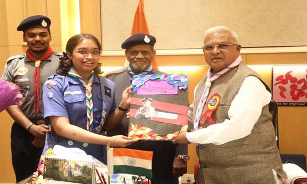 राज्यपाल पटेल को भारत स्काउट्स एवं गाइड्स का बैज और स्कार्फ पहनाया