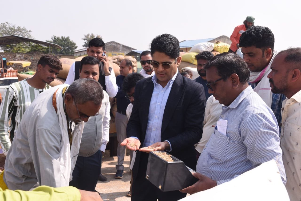 राजनांदगांव : खरीफ विपणन वर्ष 2025-26, धान खरीदी केन्द्रों में किसानों से चर्चा कर उनसे मिल रही सुविधाओं के संबंध में ली जानकारी