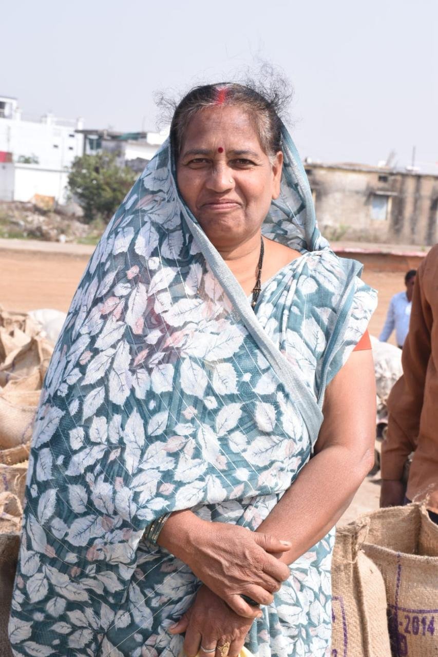 राजनांदगांव : खरीफ विपणन वर्ष 2025-26, ग्राम मोखला की किसान किरण साहू धान की बिक्री के लिए पहुंची धान उपार्जन केन्द्र भर्रेगांव