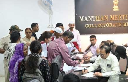 CG : साप्ताहिक जनदर्शन : कलेक्टर ने सुनी लोगों की समस्याएं